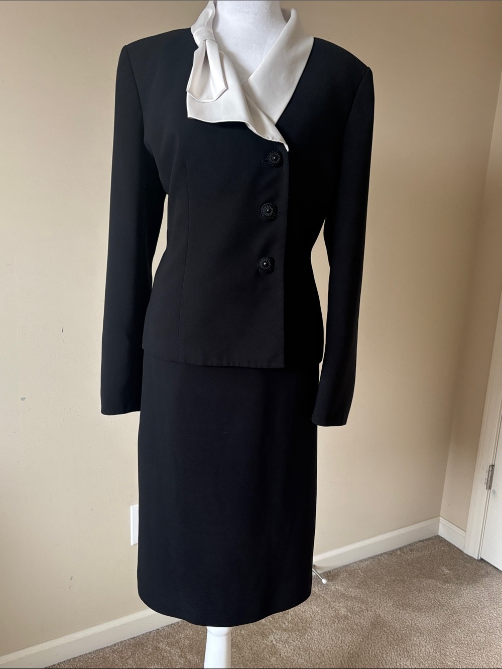 Le Suit Black/Ivory Skirt Suit Sz 12